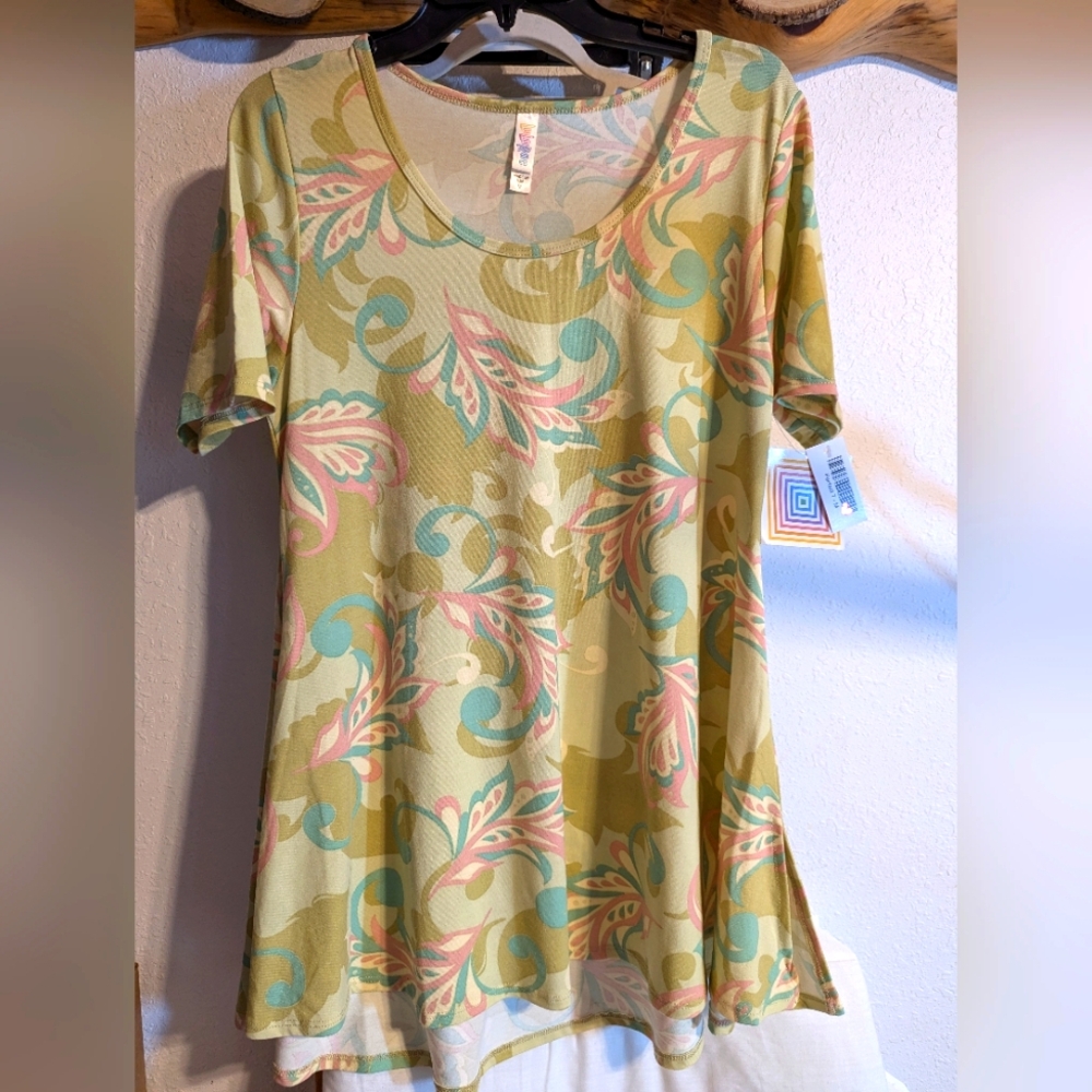 LulaRoe Perfect T Shirt Size Medium BNWT